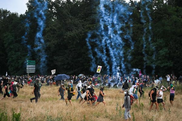 Autoroute A69 : la manifestation des opposants, scrutée par les politiques, se termine dans les gaz lacrymogènes