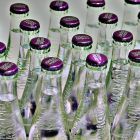 Les bouteilles en verre plus polluées par les microplastiques que celles en plastique ?