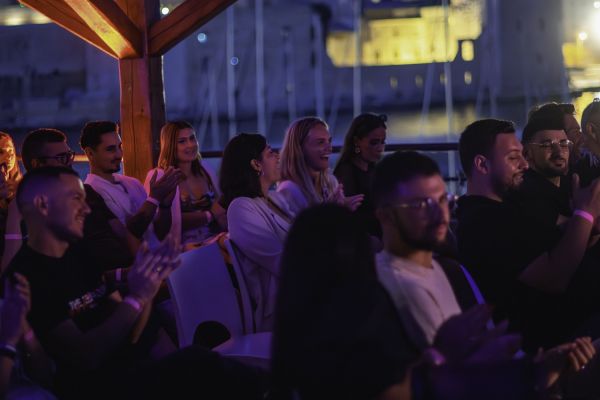 Deux rooftops marseillais proposent des soirées stand-up tout l’été