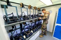 Une mini-usine de drones mobilisable au front