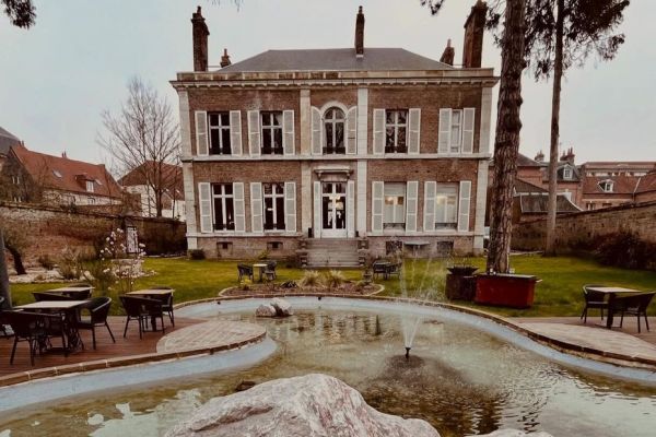 Croyant trouver "un trésor", des ouvriers découvrent des documents du XIXe et de la Seconde Guerre mondiale derrière la cloison d'un restaurant