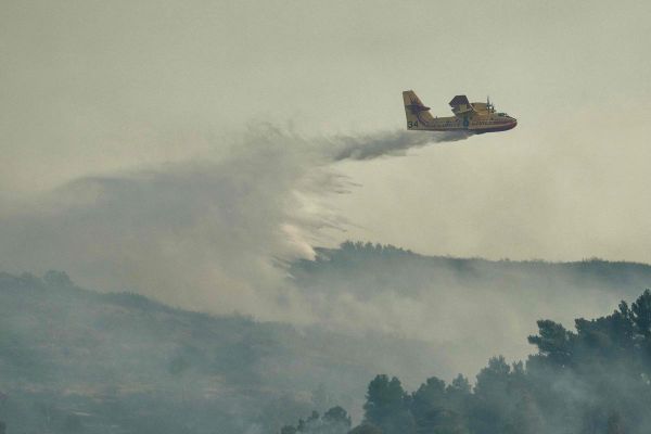 Incendie dans l'Hérault : le feu est « maîtrisé » ce dimanche matin, 200 pompiers restent mobilisés