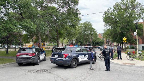 Grave blessure à la tête: un cycliste de 6 ans heurté par une voiture à Montréal