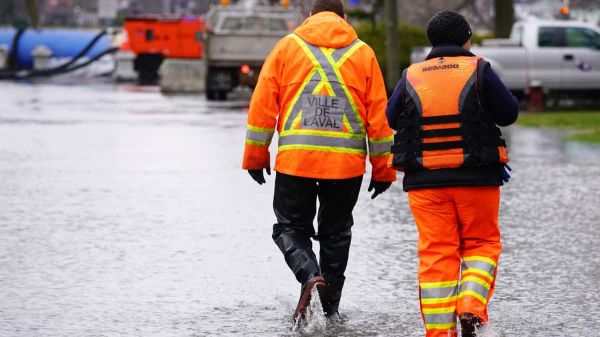«Nous sommes vraiment révoltés»: les cols bleus de Laval déposent un avis de grève