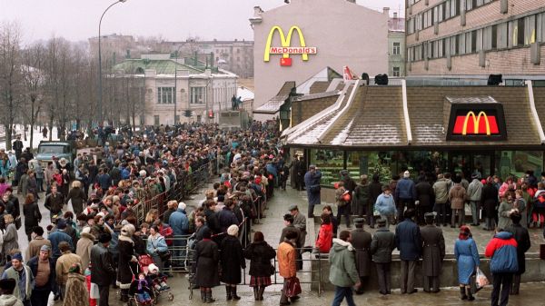 Quand le premier McDonald's soviétique ouvrait ses portes à Moscou en 1990