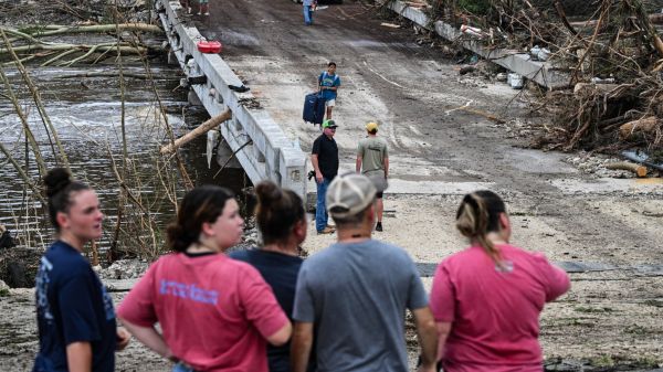 "J'espère un miracle": l'inquiétude des parents alors que des dizaines d'enfants sont toujours disparus dans les inondations au Texas