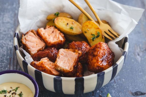 Saumon croustillant laqué, sauce au citron