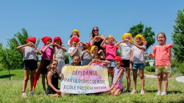 Les enfants de l'école Frédéri-Mitan de Vedène dansent pour entrer dans la ronde de la solidarité internationale