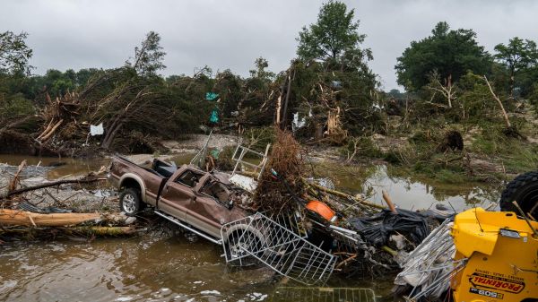 Les inondations au Texas ont fait plus de 50 morts mais le bilan est loin d'être définitif