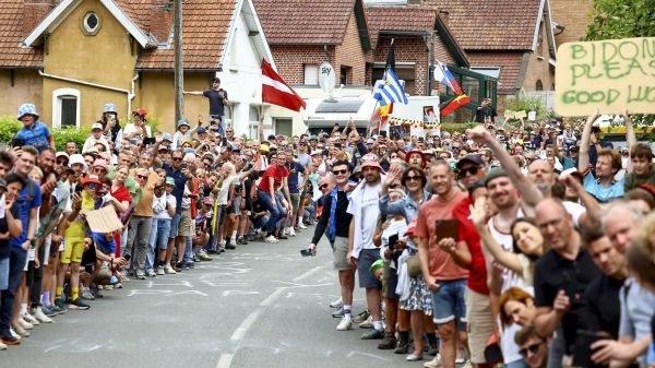 Tour de France 2025: plus d'un million de spectateurs au bord des routes, grosse ferveur lors de la 1re étape