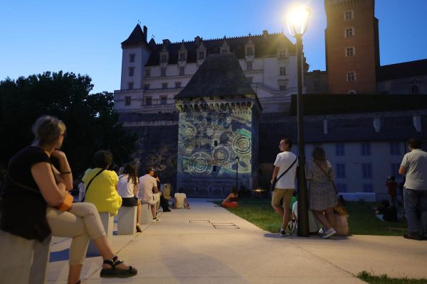 Un son et lumière ranime la place de la Monnaie à Pau à la nuit tombée