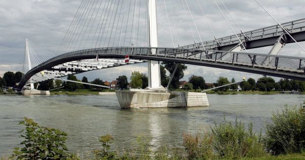 Strasbourg. Un homme saute dans le Rhin depuis la passerelle des Deux-Rives et se noie