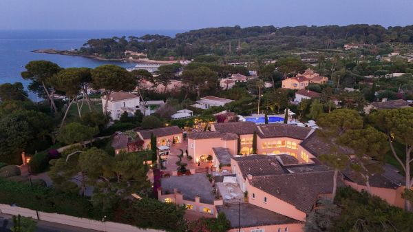 Signature olfactive, cuisinier renommé, sommelier expérimenté... la villa Miraé fait peau neuve à Antibes