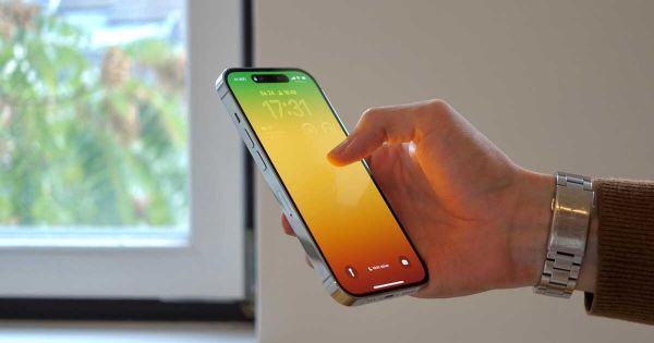 "Bonjour, vous êtes chez vous ?" : attention à cette nouvelle arnaque au SMS frauduleux, signalée par de nombreux Français