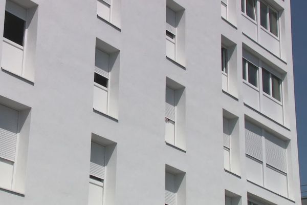 "C'est super maintenant !" : grâce à une rénovation thermique, cette tour HLM de 40 appartements résiste à la canicule