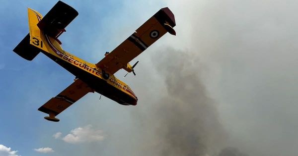 Incendies sur le pourtour méditerranéen : les Bouches-du-Rhône, le Var et l'Aude en alerte rouge ce lundi