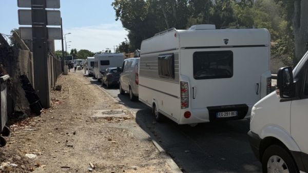 Circulation bloquée sur la D8N en raison d'un convoi de 200 caravanes de gens du voyage à la Penne-sur-Huveaune