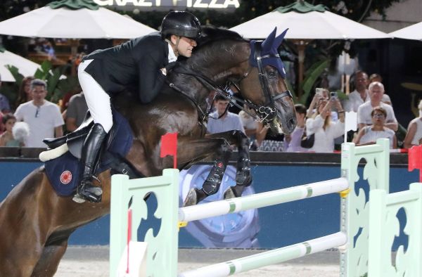 Le grand envol de Simon Delestre sur le port Hercule au Jumping de Monte-Carlo