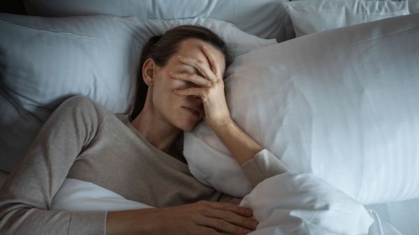 "C'est comme une nuit blanche” : si vous ne dormez que 6 heures par nuit, voici les réels dangers sur votre santé, selon un médecin du sommeil