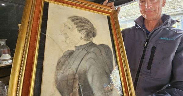Pontarlier. Greniers Saint-Pierre : un mystérieux portrait signé Courbet intrigue sur le stand de Philippe