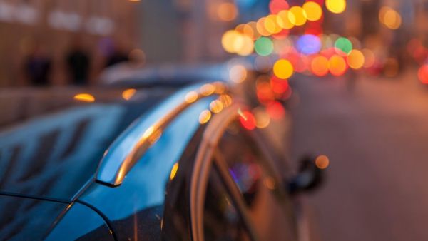 Elle perd le contrôle de son véhicule en voulant éviter un piéton : une jeune conductrice percute la terrasse d'un restaurant