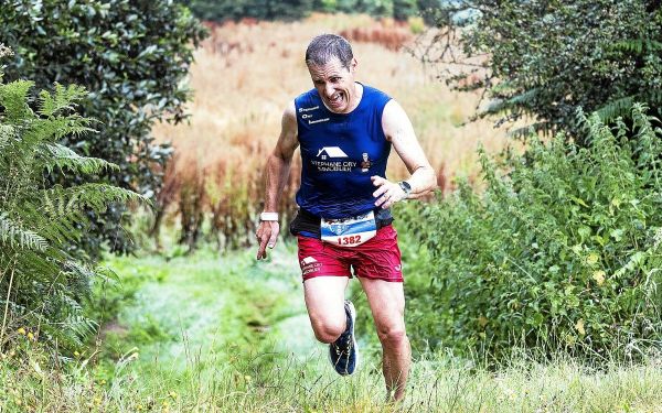 À Plouguiel   , Marine Lec'hvien et Philippe Roux surgissent du crachin et font main basse sur le Trail de L'Enfer