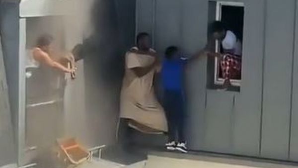 "On était à côté, on devait essayer" : perché sur une corniche au sixième étage, il sauve six personnes d'un appartement en feu à Paris