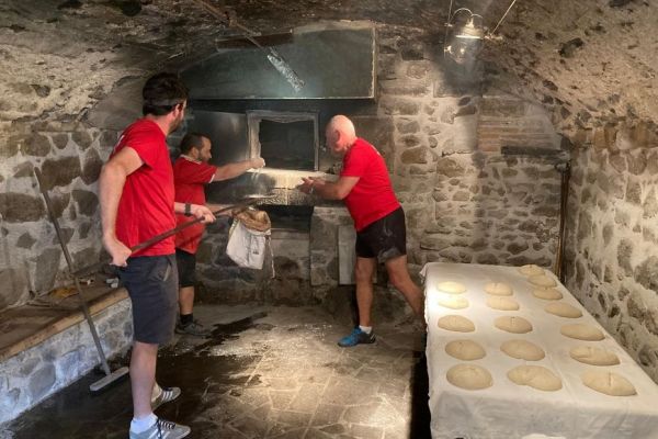 "On essaie de faire au mieux” : pour la fête du pain, des boulangers amateurs réveillent le four banal du village