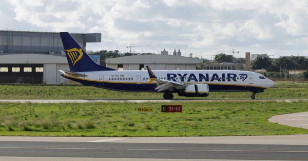 "Il se passe quelque chose d'étrange" : en Espagne, des passagers évacuent par eux-mêmes en descendant par l'aile de leur avion