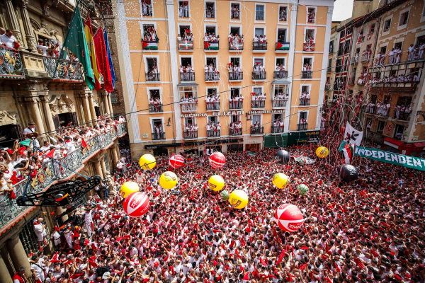 Vidéo. « Je veux sentir la rue, je veux sentir San Fermin » : à Pampelune, les fêtes sont lancées et il faut survivre à l'indomptable Chupinazo