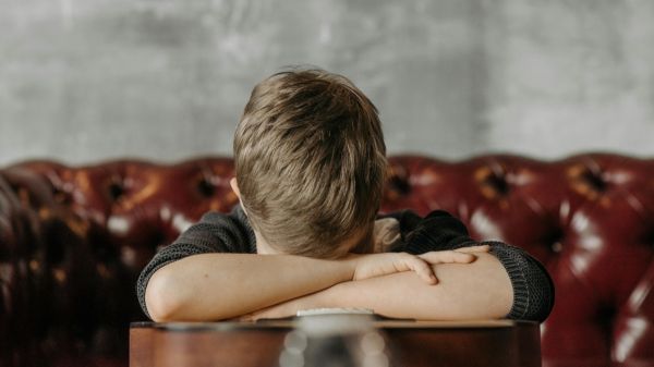 Votre enfant s'ennuie pendant les vacances? Voici des conseils pour l'aider
