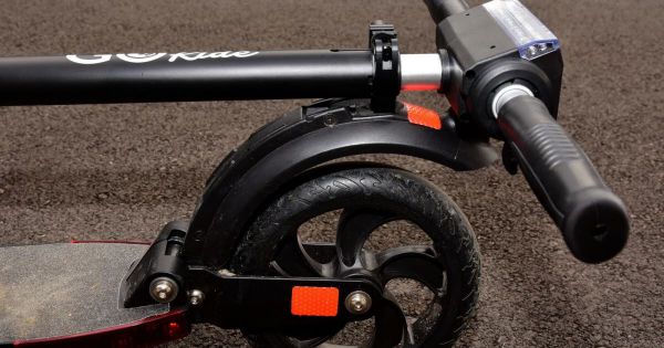 Allemagne. Deux frères jumeaux meurent en trottinette électrique, percutés par une voiture