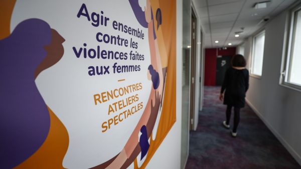 Le Premier ministre appelé à "sanctuariser" les financements de la lutte contre les violences faites aux femmes