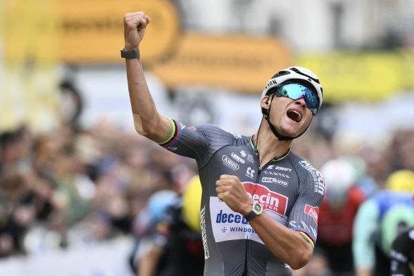 Tour de France: Van der Poel remporte la 2e étape à Boulogne-sur-Mer et prend le maillot jaune