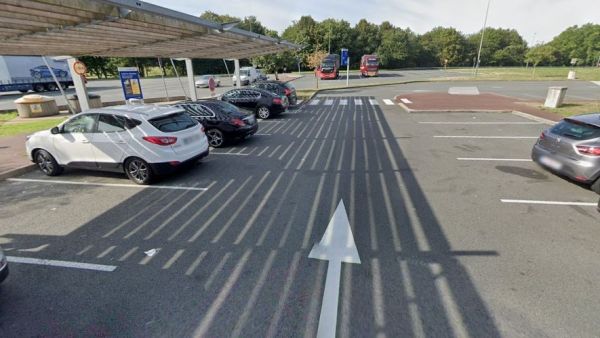 Partis de Paris, ils étaient en route pour le Maroc : le mari oublie son épouse sur une aire d'autoroute en pleine nuit et s'en rend compte après avoir parcouru 300 km