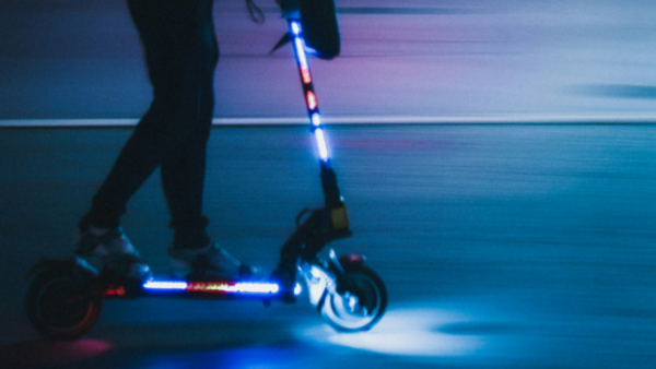 Des jumeaux meurent dans un accident de trottinettes électriques : une voiture les a percutés en même temps en pleine nuit