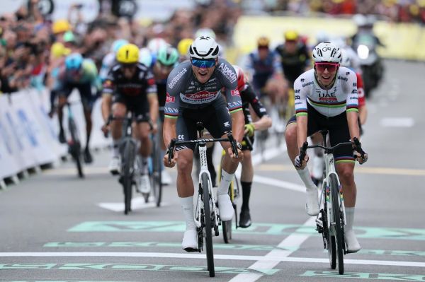 Tour de France, étape 2 : Mathieu Van der Poel l'emporte et endosse le maillot jaune