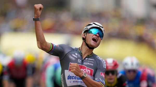 Van der Poel s'impose, Vingegaard en jaune
