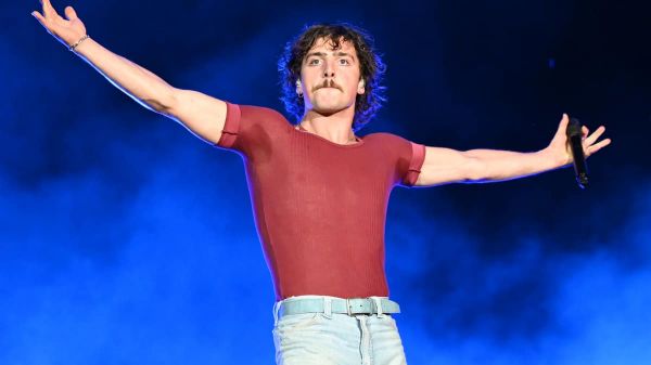Benson Boone au Festival d'été: pop acrobatique pour foule survoltée