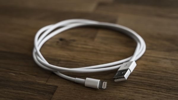 Un câble d'iPhone pour simuler un cancer : la folle arnaque de ce sportif irlandais pour escroquer des milliardaires