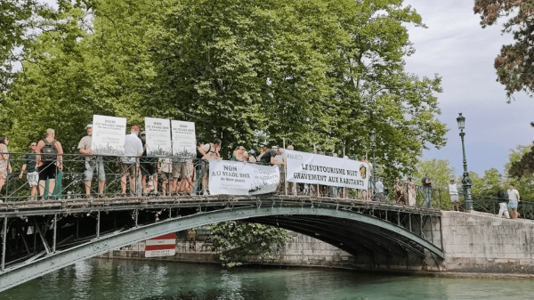 Une cinquantaine d'habitants rebaptisent le pont des Amours d'Annecy en "pont du désamour" pour dénoncer le surtourisme