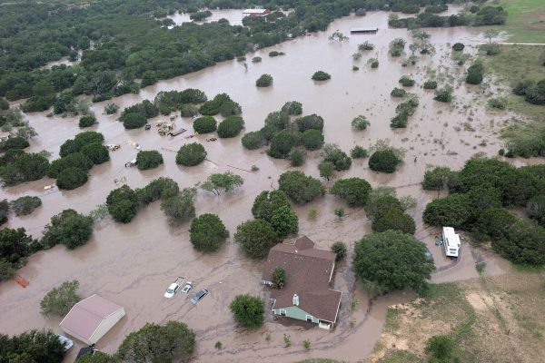 Au Texas, au moins 52 morts dans des inondations qui mettent en lumière le manque de moyens des services publics
