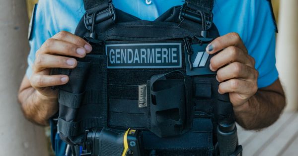 Isère. Ils laissent leur enfant de deux ans dans la voiture en plein soleil