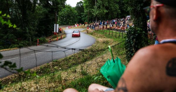 Isère. « Ils sont à 70 km/h dans les virages » : comment cette petite ville s'est transformée en circuit automobile
