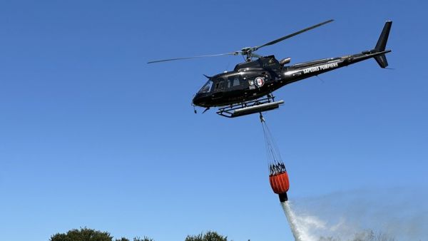 Son fourgon s'embrase sur l'autoroute A8 et déclenche un feu de forêt : de gros moyens déployés pour éteindre un nouvel incendie dans le Sud