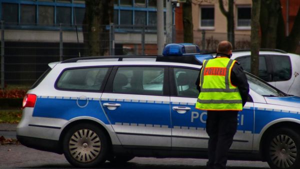 Un automobiliste monte sur une piste cyclable, percute de plein fouet deux trottinettes électriques et tue des jumeaux de 23 ans, une troisième victime traînée sur plusieurs mètres