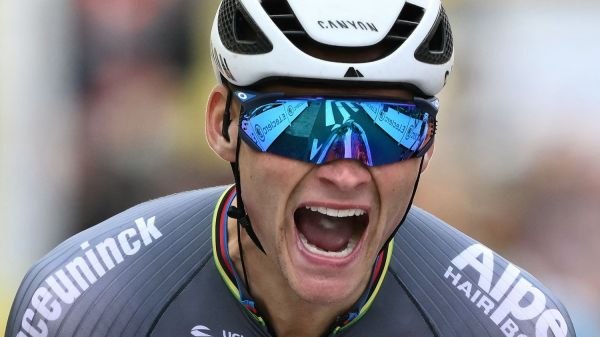 Tour de France 2025 : le résumé de la 2e étape et du coup double de Mathieu van der Poel, vainqueur en costaud et nouveau porteur du maillot jaune