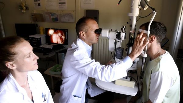 De la dent, de l'os et du plexiglass... A Montpellier, des patients aveugles retrouvent la vue et c'est unique en France
