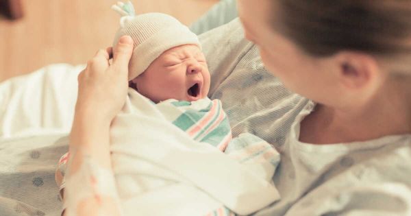 Une jeune femme souffre de douleurs abdominales et accouche en urgence sans être au courant qu'elle était enceinte
