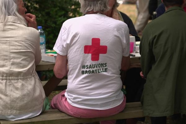 "On ne peut pas le laisser disparaître" : 70 personnes réunies pour un pique-nique géant solidaire en soutien à l'hôpital Bagatelle